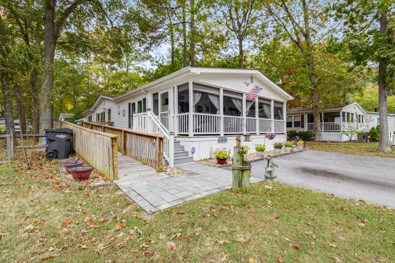 PRIMARY SUITE, FENCED YARD, COMMUNITY POOL, MILLSBORO, OPEN HOUSE, JUST LISTED, SCREENED PORCH, REHOBOTH BEACH, GOLF COURSE